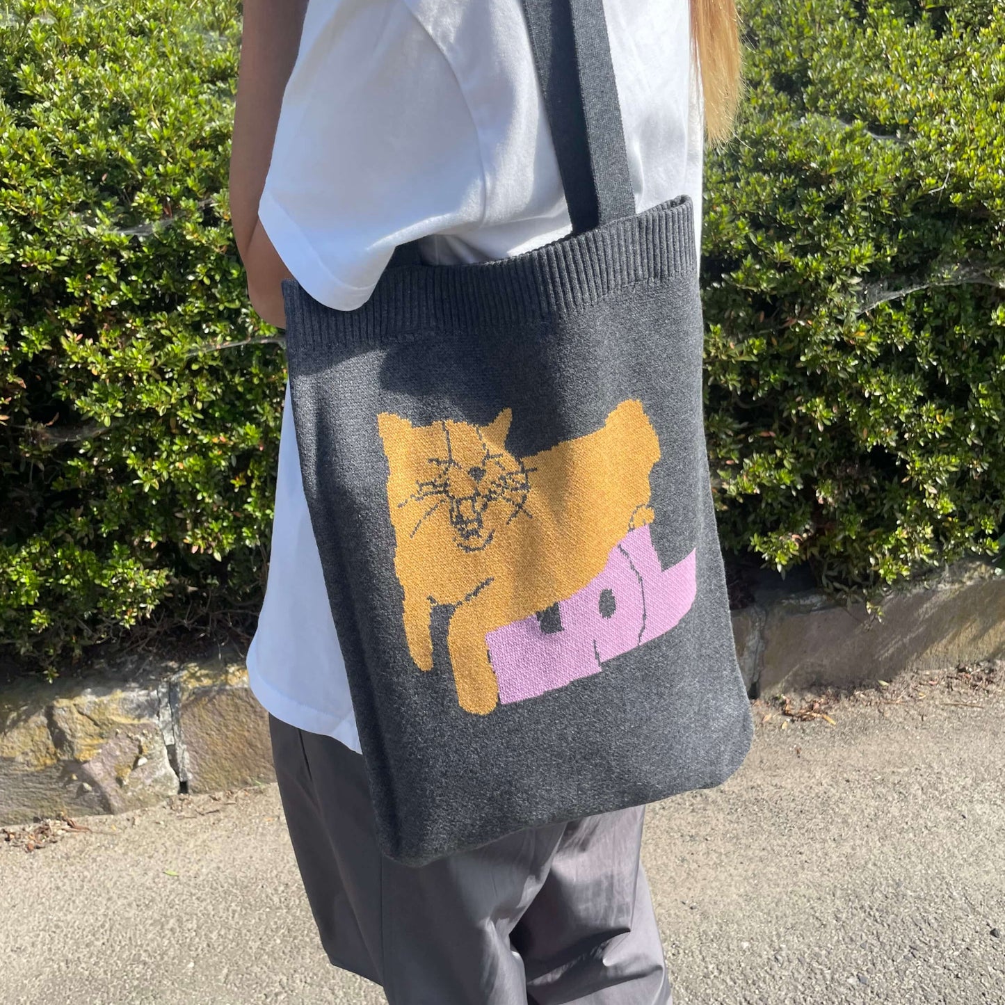 【樺澤まどか】あくびする恭介のニットバッグ