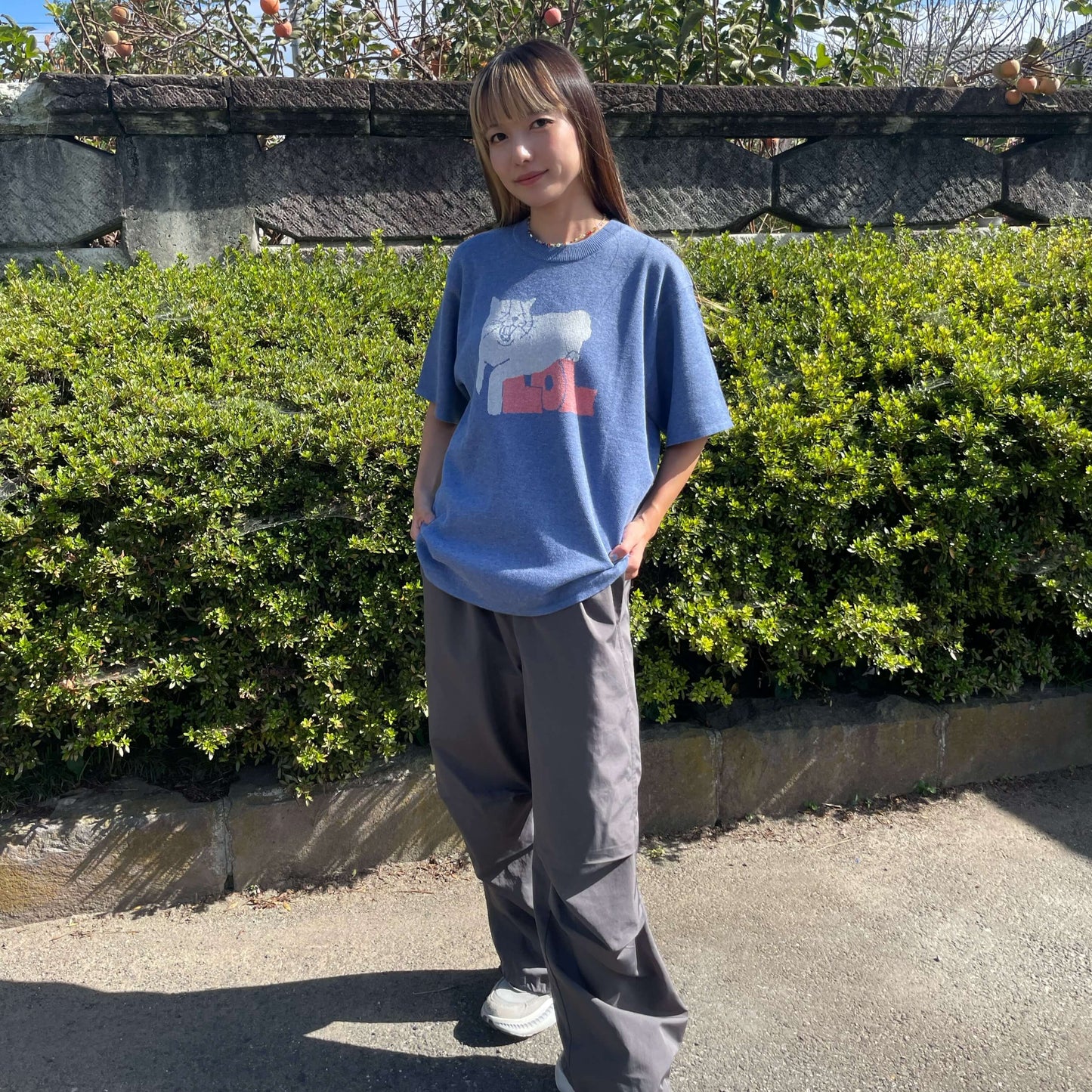 【樺澤まどか】あくびする恭介の半袖ニットシャツ